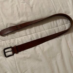 American Eagle Men’s leather belt with dark bronze buckle. Size 30